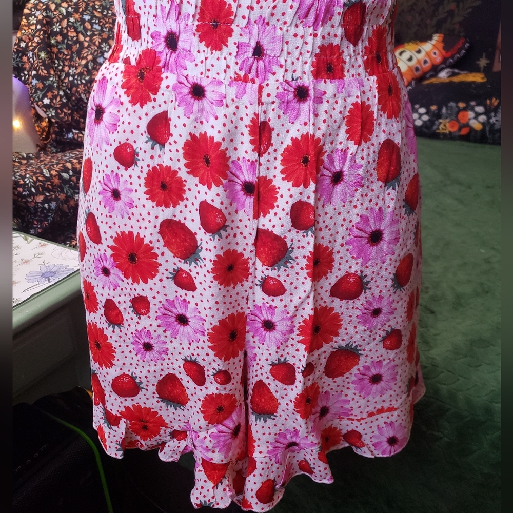 Daisy floral strawberry ruffle hem shorts